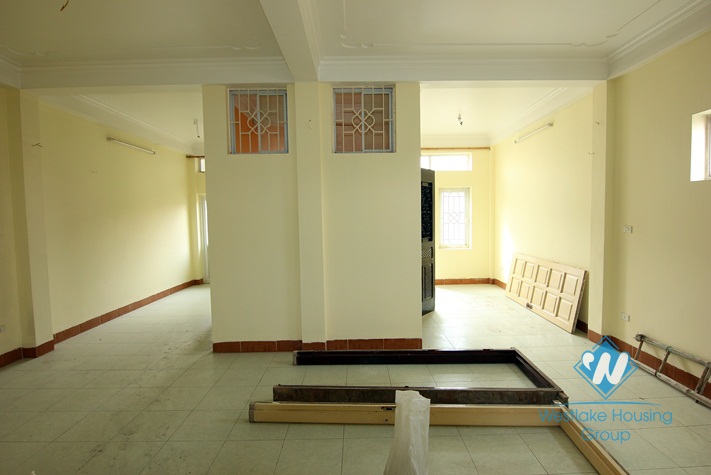 3 floors office for rent in Tayho area.